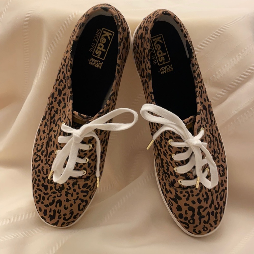 Women’s sneaker, brown/black print, fabric upper.